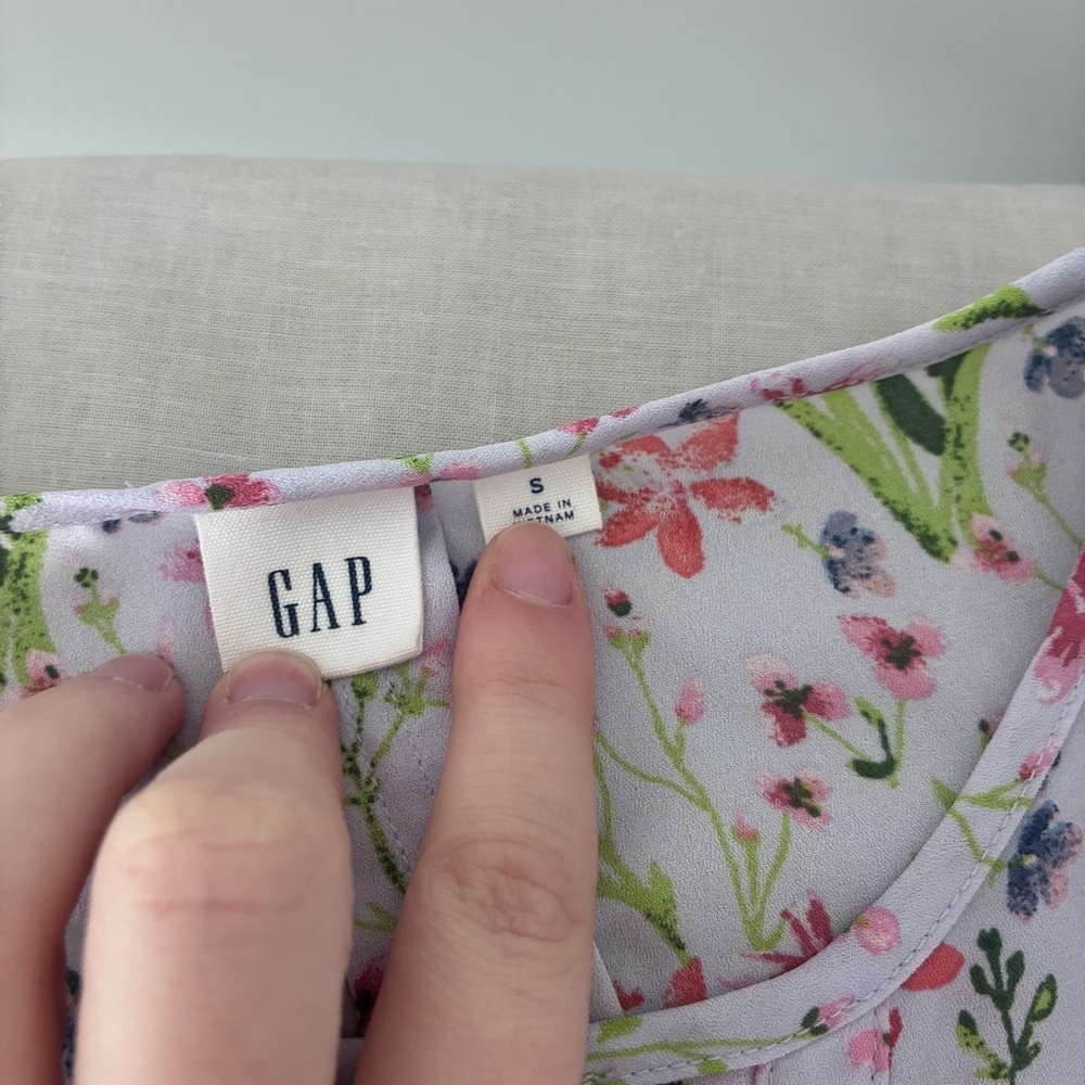 Gap Women's Floral Lavender Pintuck Split-Neck Blouse - Picture 6 of 10
